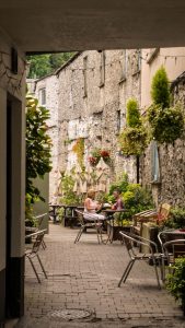 Kendal's famous yards - Smokehouse Yard is an attractive, historic Kendal yard for eating and drinking. Explore Kendal's famous 18th century yards on your next visit.